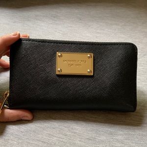 Michael Kors Wallet with Zipper NEW CONDITION